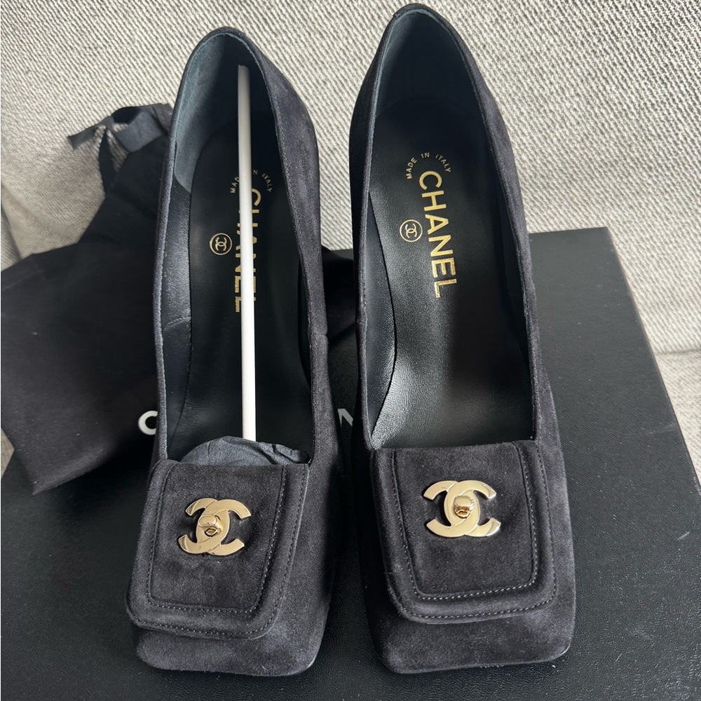 CHANEL Black Suede CC Logo Square-Toe turnlock Pumps